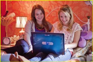 Emily Osment feet photo thumbnail
