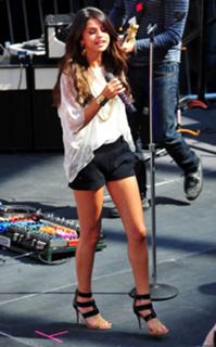 Selena Gomez feet photo thumbnail