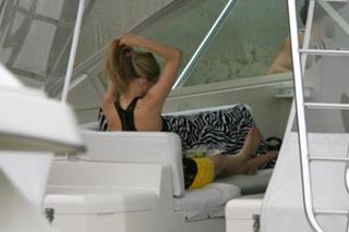 Avril Lavigne feet photo thumbnail