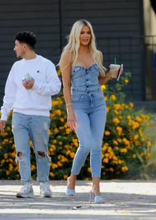 Khloé Kardashian feet photo thumbnail