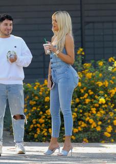 Khloé Kardashian feet photo thumbnail