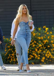 Khloé Kardashian feet photo thumbnail