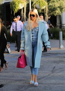 Khloé Kardashian feet photo thumbnail
