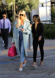 Khloé Kardashian feet photo thumbnail