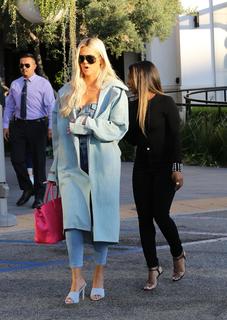 Khloé Kardashian feet photo thumbnail