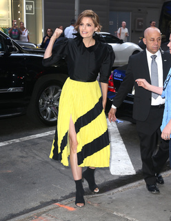 Stana Katic feet photo thumbnail