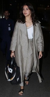 Anushka Sharma feet photo thumbnail