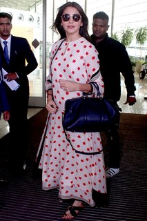 Anushka Sharma feet photo thumbnail
