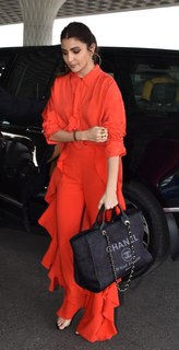 Anushka Sharma feet photo thumbnail