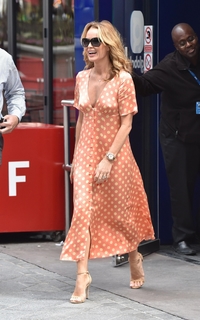 Amanda Holden feet photo thumbnail