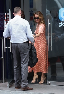 Amanda Holden feet photo thumbnail