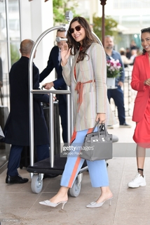 Sonam Kapoor feet photo thumbnail
