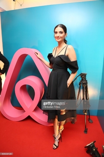 Sonam Kapoor feet photo thumbnail