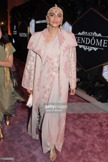 Sonam Kapoor feet photo thumbnail