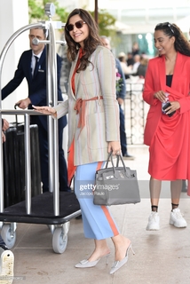 Sonam Kapoor feet photo thumbnail