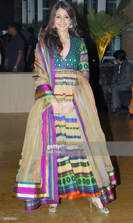 Anushka Sharma feet photo thumbnail