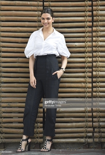 Deepika Padukone feet photo thumbnail