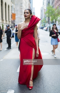 Deepika Padukone feet photo thumbnail