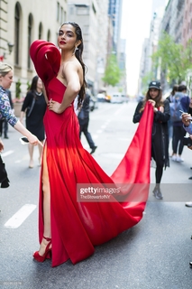 Deepika Padukone feet photo thumbnail