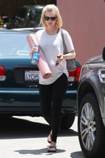 January Jones feet photo thumbnail