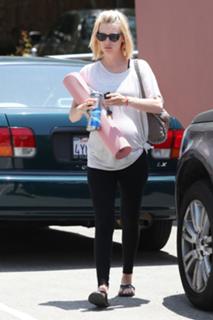 January Jones feet photo thumbnail