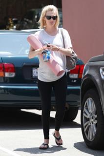 January Jones feet photo thumbnail