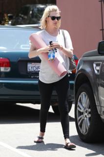 January Jones feet photo thumbnail