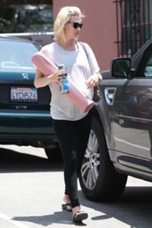 January Jones feet photo thumbnail