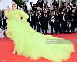 Deepika Padukone feet photo thumbnail