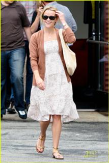 Reese Witherspoon feet photo thumbnail