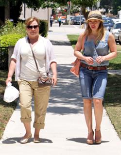Hilary Duff feet photo thumbnail