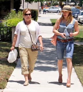 Hilary Duff feet photo thumbnail