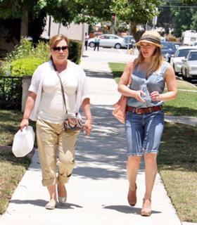 Hilary Duff feet photo thumbnail