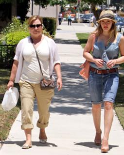 Hilary Duff feet photo thumbnail