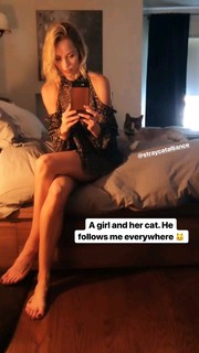 Laura Vandervoort feet photo thumbnail