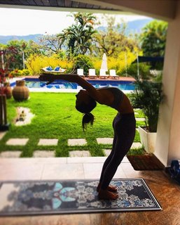 Isis Valverde feet photo thumbnail