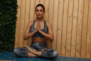 Malaika Arora feet photo thumbnail