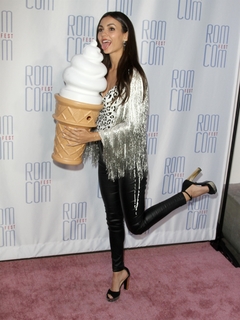 Victoria Justice feet photo thumbnail