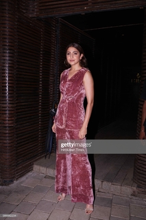 Anushka Sharma feet photo thumbnail