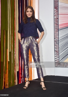 Anushka Sharma feet photo thumbnail