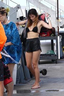 Bella Thorne feet photo thumbnail