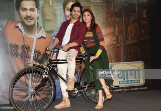 Anushka Sharma feet photo thumbnail