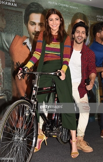 Anushka Sharma feet photo thumbnail
