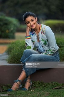 Alia Bhatt feet photo thumbnail