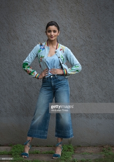 Alia Bhatt feet photo thumbnail