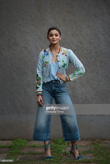 Alia Bhatt feet photo thumbnail