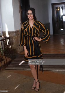 Shraddha Kapoor feet photo thumbnail