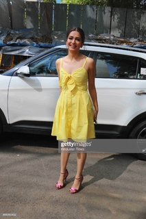 Kriti Kharbanda feet photo thumbnail