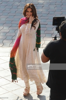 Kriti Kharbanda feet photo thumbnail