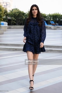 Kriti Sanon feet photo thumbnail